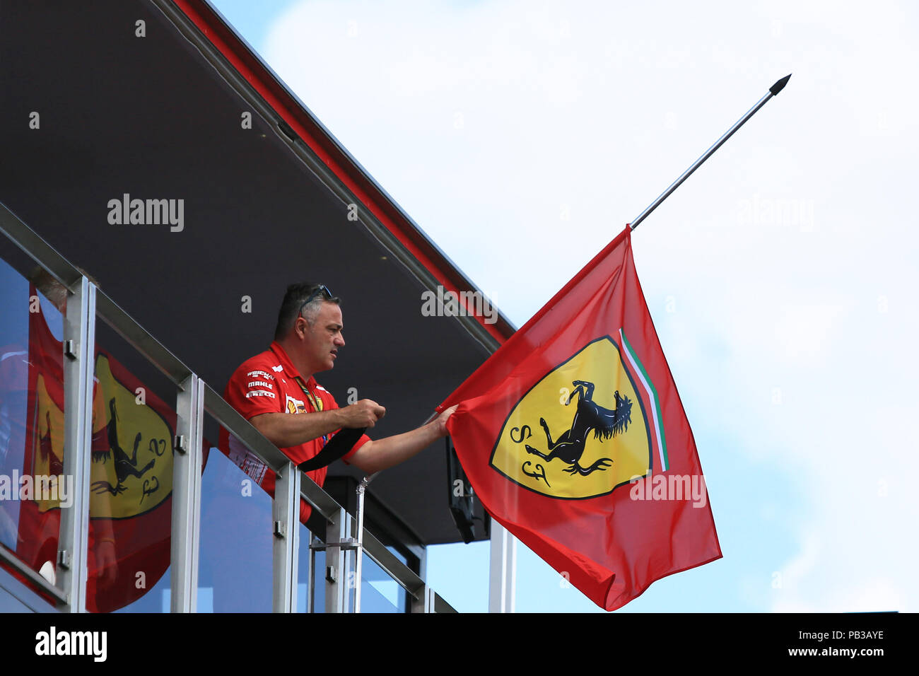 Hungaroring, Mogyorod, Ungarn. 26. Juli, 2018. Formel 1 Grand Prix von Ungarn, Treiber Ankünfte und Pressekonferenz; Scuderia Ferrari Rücken zu binden ihrer Flagge auf Halbmast mit schwarzen Band in Erinnerung an Sergio Marchionne Credit: Aktion plus Sport/Alamy leben Nachrichten Stockfoto