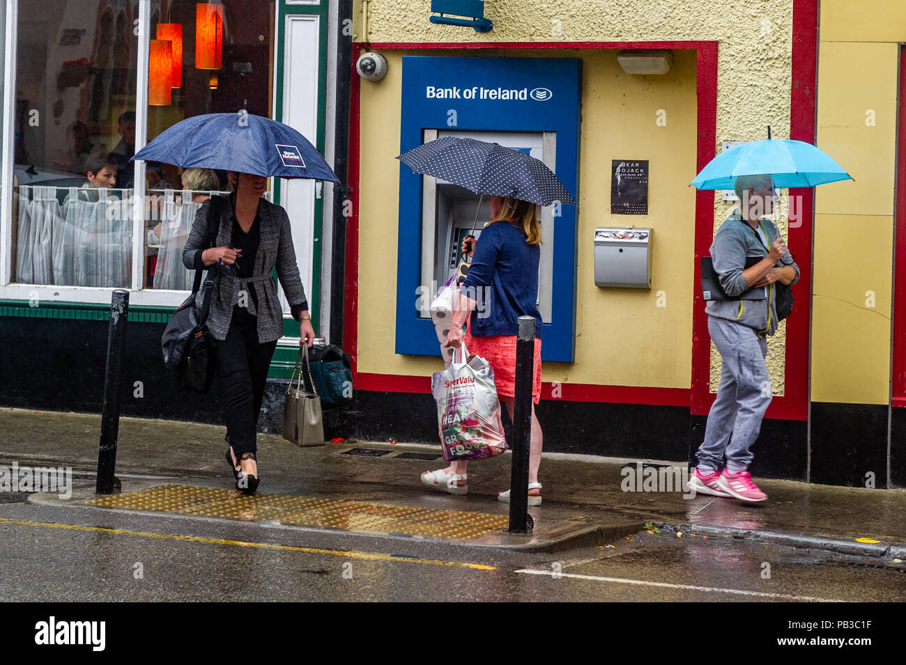 Skibbereen, West Cork, Irland. 26. Juli, 2018. Nach Wochen von einem irischen, Hitzewelle, die unglaublich heißen Temperaturen, Regen schließlich die Region West Cork Irland heute geschlagen. Der Regen wird voraussichtlich mindestens bis nächste Woche. Credit: Andy Gibson/Alamy Leben Nachrichten. Stockfoto