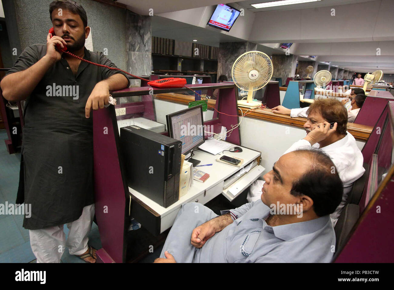 Karachi. 26. Juli, 2018. Pakistanische Börsenmakler arbeiten an der Börse im südlichen Pakistan pakistanische Hafenstadt Karachi am 26. Juli 2018. Die Pakistanischen Börse (PSX) gewann die psychologische Barriere von 42.000 Punkten auf Donnerstag, einen Tag, nachdem das Land erfolgreich seinen allgemeinen Wahlen durchgeführt, um die nächste Regierung in der Mitte zu wählen, als auch in den vier Provinzen. Quelle: Xinhua/Alamy leben Nachrichten Stockfoto