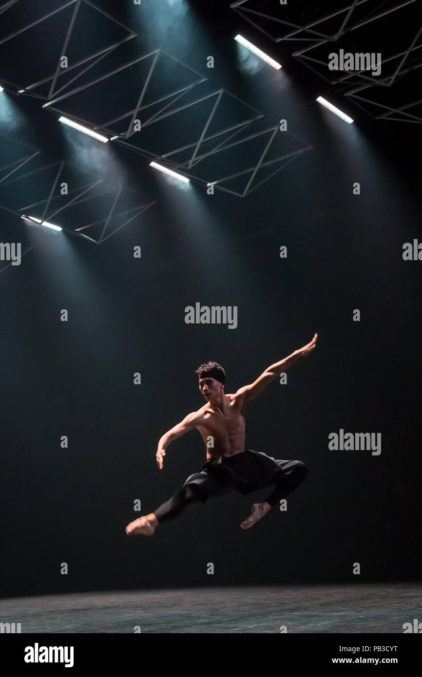 London, Großbritannien. 26. Juli 2018. "Autobiografie 'zeitgenössischer Tanz Performance von Unternehmen Wayne McGregor kehrt in Sadler's Wells Theatre. McGregor's Choreographie präsentiert und abstrakte Meditation über Aspekte des Selbst, das Leben, die Schrift und erinnerte sich an Vergangenheiten und spekulativen Futures. Credit: Guy Corbishley/Alamy leben Nachrichten Stockfoto