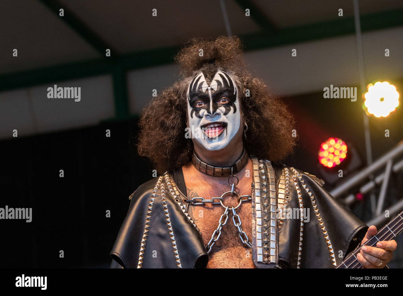 Edmonton, Alberta, Kanada. 22. Juli, 2018. Moe Rotundi (Daemon) gesehen. Die Tribute Band Zerstörer von Ontario, Kiss, führt bei K-Tage in Edmonton auf der Tim Horton's North. Die Band ist herum seit 1993 gewesen. Credit: Ron Palmer/SOPA Images/ZUMA Draht/Alamy leben Nachrichten Stockfoto