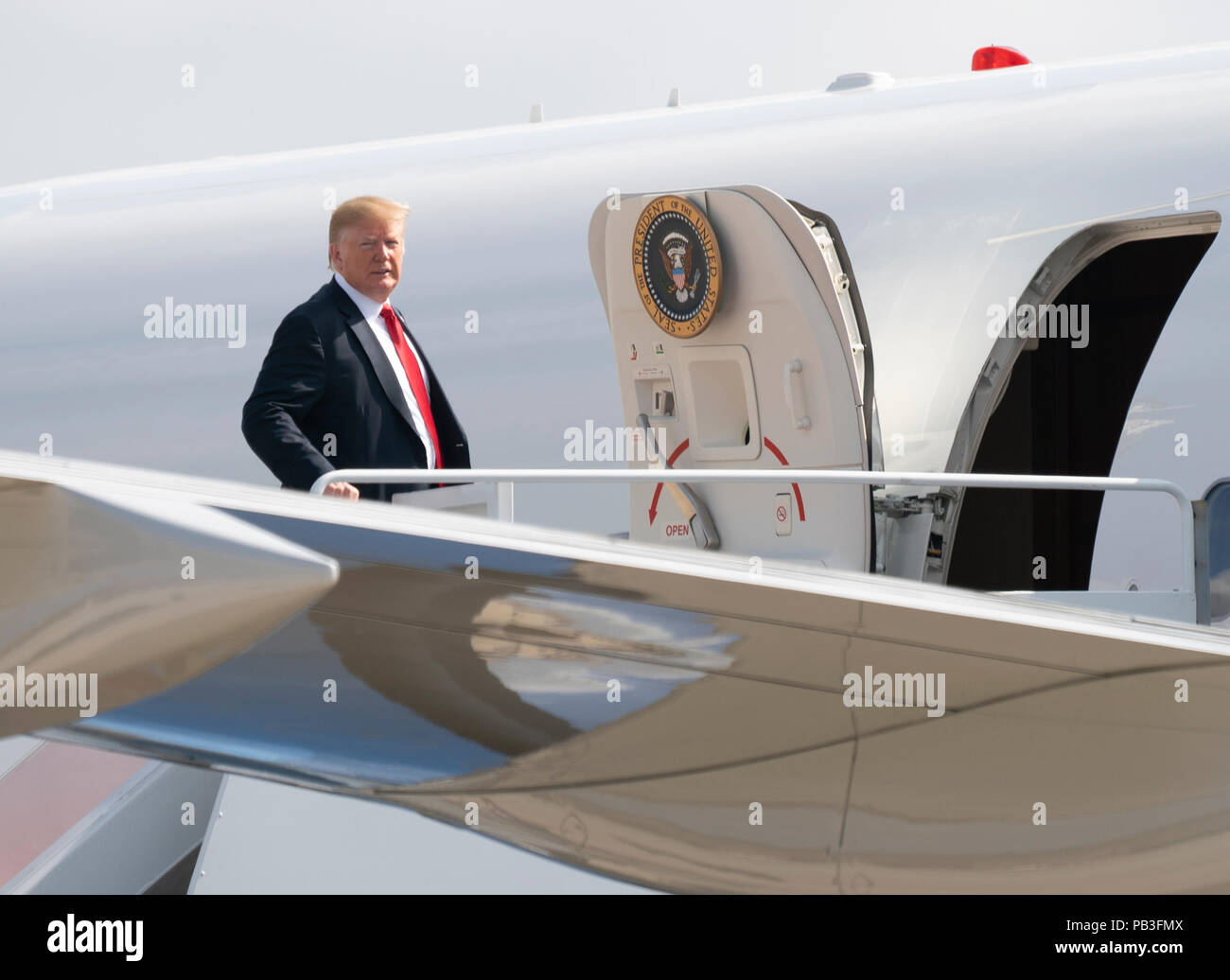 Präsidenten der Vereinigten Staaten Donald J. Trumpf boards Air Force One bei Joint Base Andrews, Maryland, auf dem Weg zu Veranstaltungen in Illinois, Missouri und Iowa, 26. Juli 2018. Quelle: Chris Kleponis/Pool über CNP | Verwendung weltweit Stockfoto