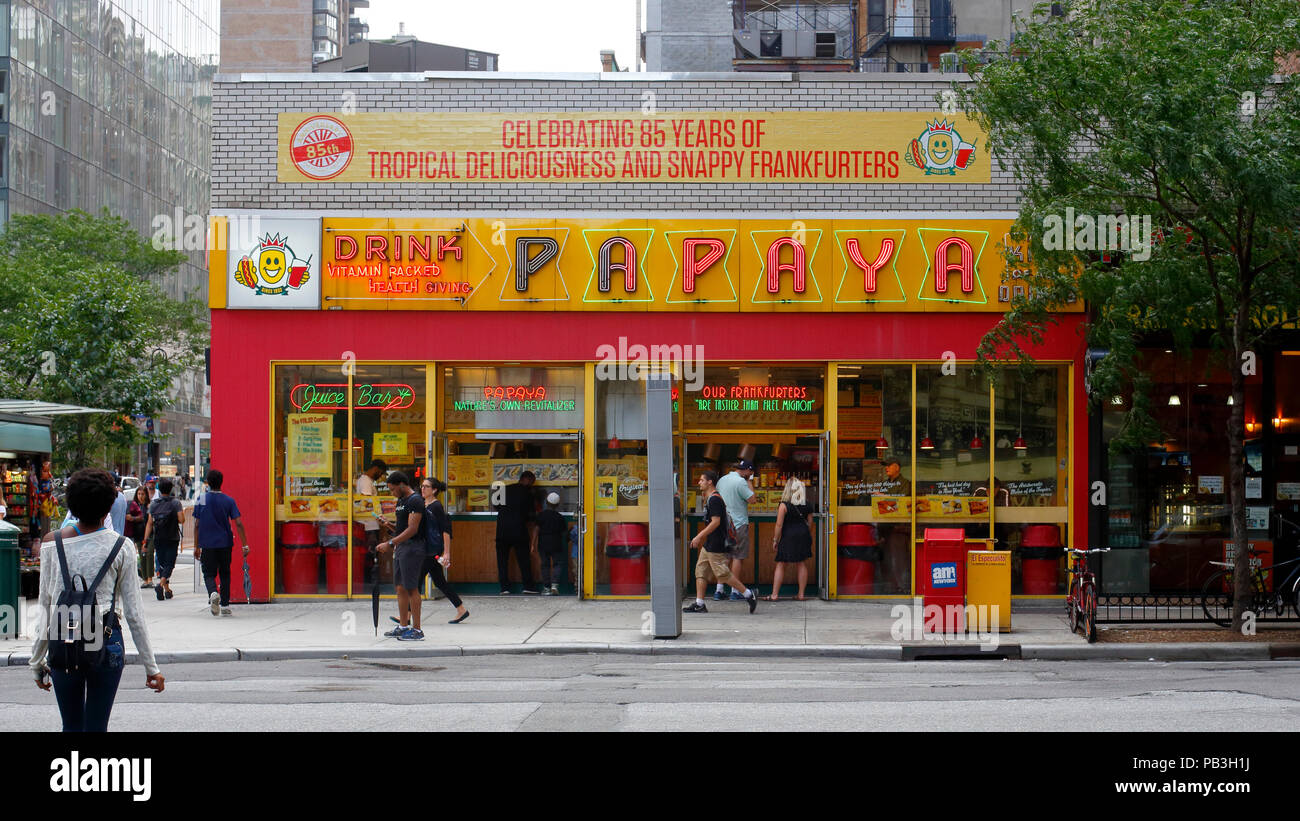 Papaya King, 179 East 86. St, New York, NY. Außenfassade eines Hotdog-Restaurants im Viertel Upper East Side von Manhattan. Stockfoto