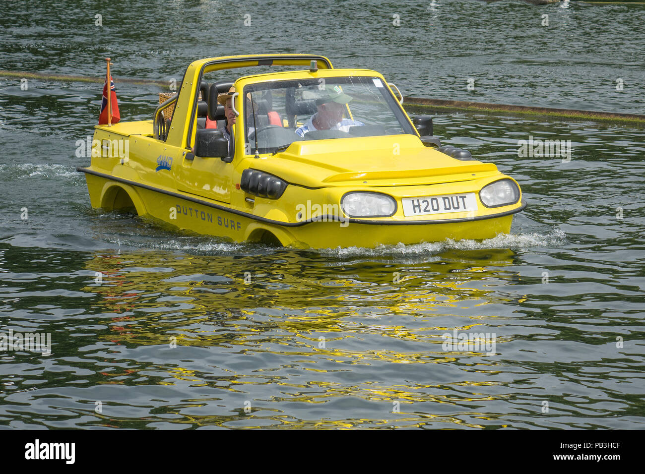 England, Oxfordshire, Henley, Themse, Dutton Surf amphibische Auto Stockfoto