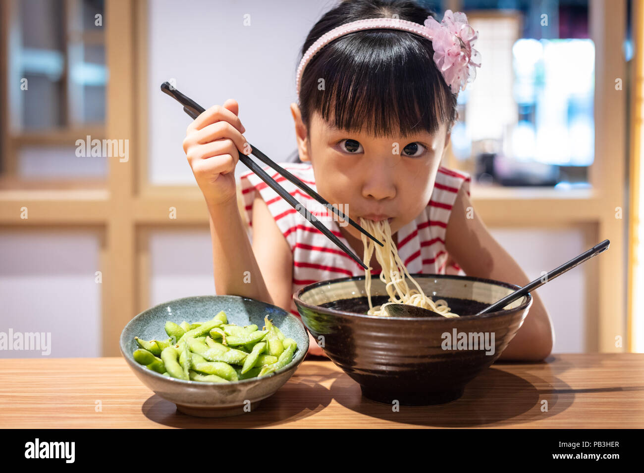 Asiatische Kleinen Chinesischen Mädchen Essen Ramen Nudeln In Einem Japanischen Restaurant 2826