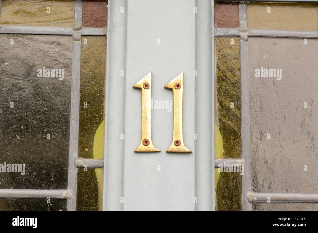 Haus Nummer 11 Zeichen auf hölzernen Tür Stockfoto