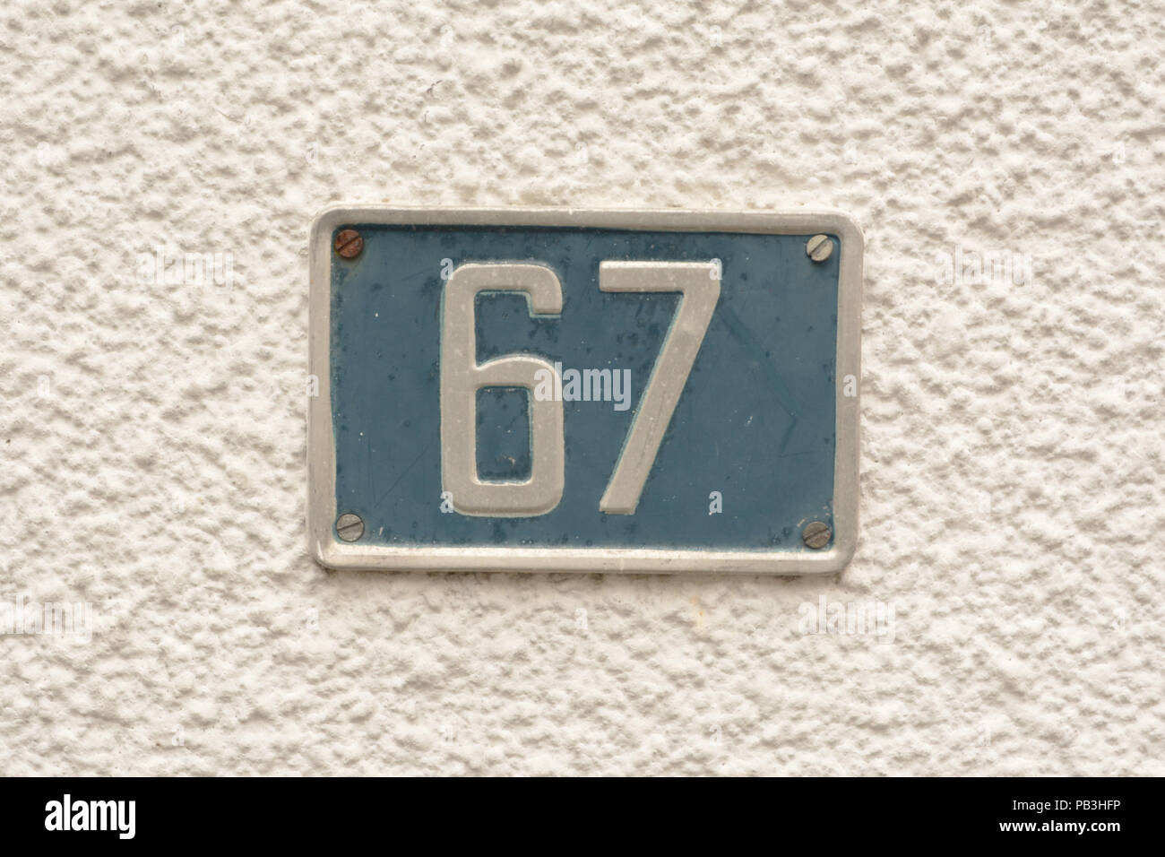 Haus Nummer 67 Zeichen an der Wand Stockfoto