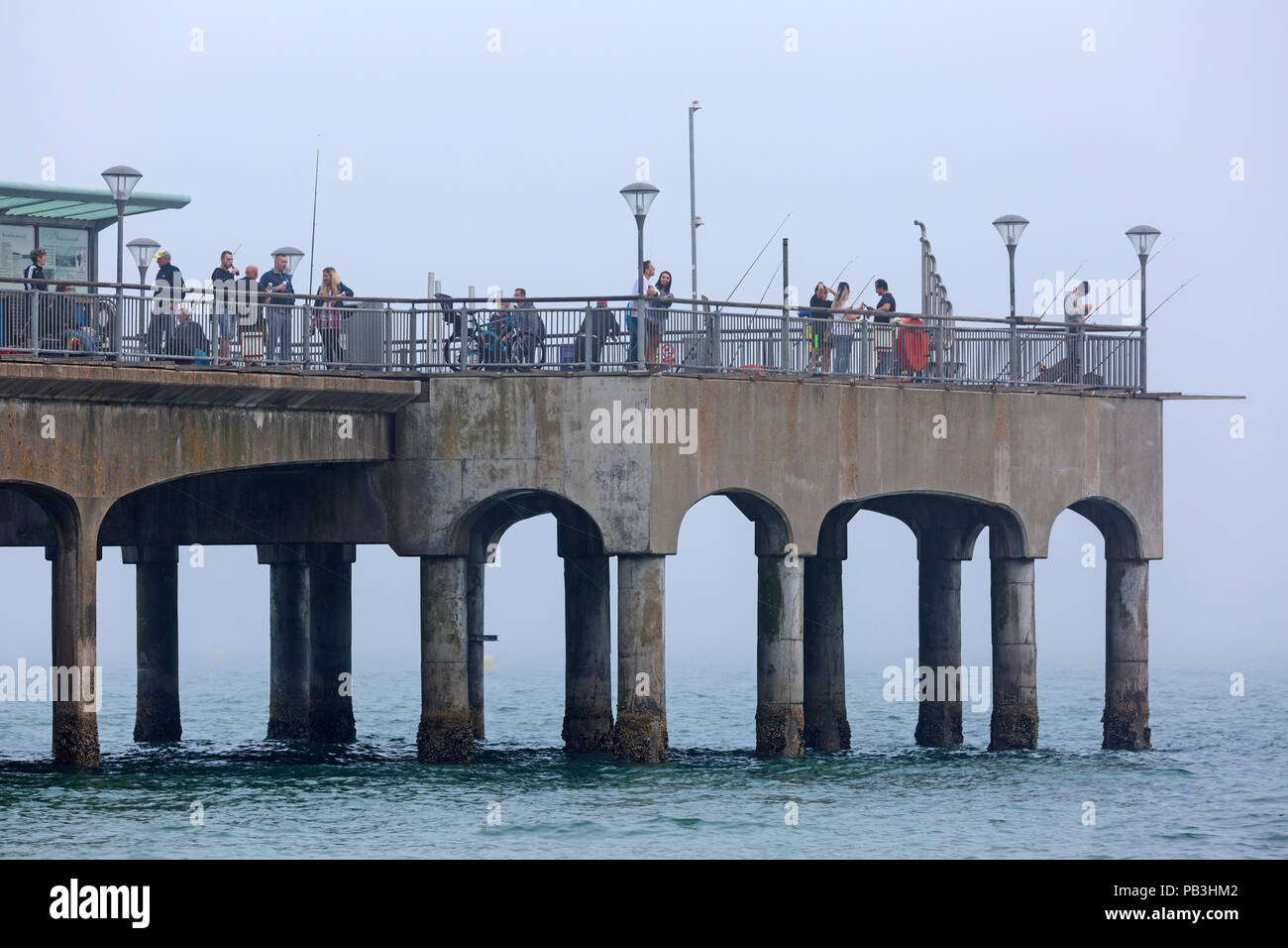 Die Menschen am Ende der Boscombe Pier in der Nähe von Bournemouth in England. Stockfoto