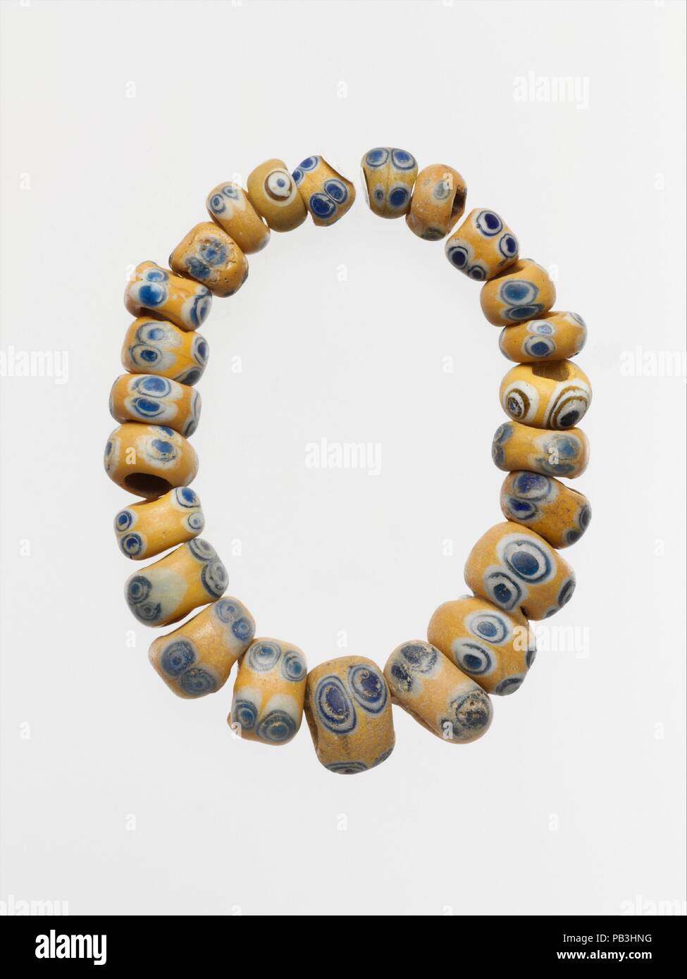 Glass Eye Perlen. Kultur: Griechisch, östlichen Mittelmeer. Maße: 11 cm. (29,2 cm) größte Raupe: 15/16 in. (2,4 cm) kleinste Perle: 1/2 in. (1,3 cm). Datum: 6.-4.Jh. v. Chr.. Das auge Perlen sind in verschiedenen Formen, Größen und Muster. Museum: Metropolitan Museum of Art, New York, USA. Stockfoto