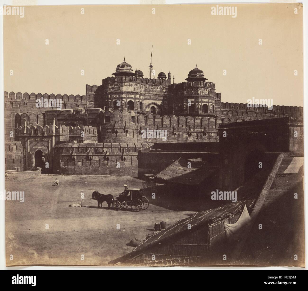 Fort Agra, Delhi Gate. Artist: John Murray (Briten, Blackhouse, Aberdeenshire, Schottland 1809-1898 Sheringham, Norfolk County, England). Abmessungen: Bild: 38,6 x 44,5 cm (15 1/4 x 17 1/2 in.). Datum: 1850. Museum: Metropolitan Museum of Art, New York, USA. Stockfoto
