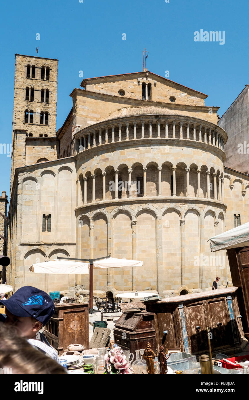 Die Kirche Santa Maria della Pieve, von der Piazza Grande gesehen, in der mittelalterlichen Stadt von Arezzo, Toskana, Italien Stockfoto