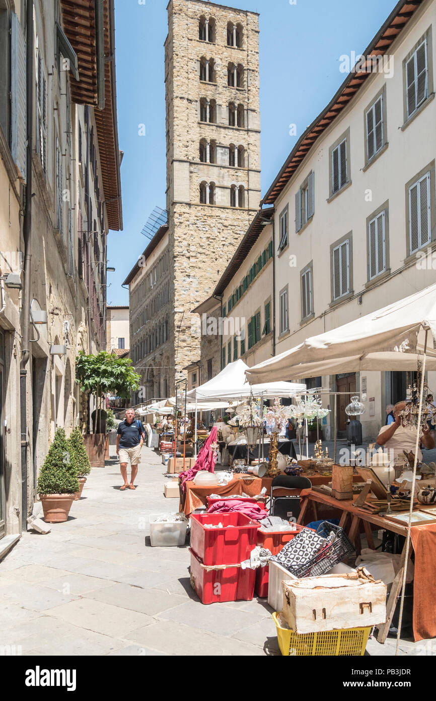 Verkaufsstände in einer Straße, die auf die Kirche Santa Maria della Pieve, in Arezzo, Italien Stockfoto