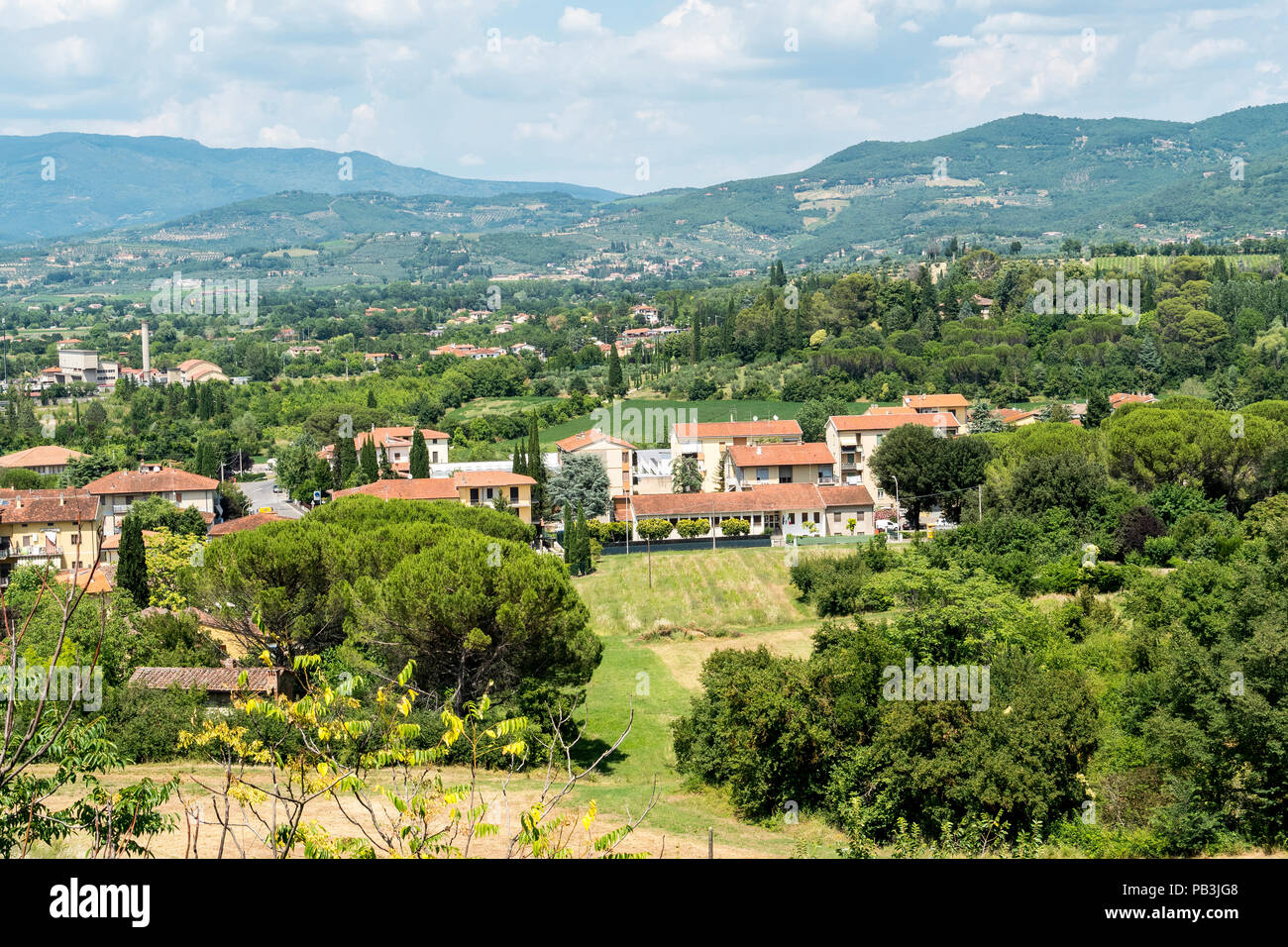 Blick von den Mauern der mittelalterlichen Altstadt von Arezzo, Toskana, Italien. Stockfoto