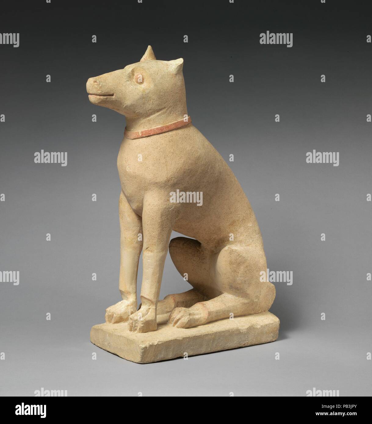Kalkstein Hund. Kultur: Zypriotische. Abmessungen: Insgesamt: 17 3/4 x 6 3/8 x 11 in. (45,1 x 16,2 x 27,9 cm). Datum: Ca. 4.-3.Jh. v. Chr.. Hunde waren ein beliebtes Thema auf zypriotischen Terrakotten des sechsten Jahrhunderts v. Chr., aber in späteren Zeiten, die Sie in der Regel in Verbindung mit den Gottheiten wie Artemis, Göttin der Jagd dargestellt werden. Dieses große Hund, an Aufmerksamkeit und mit einem Halsband um seinen Hals sitzt, kann ein treuer Wächter in einem Grab dargestellt haben. Museum: Metropolitan Museum of Art, New York, USA. Stockfoto