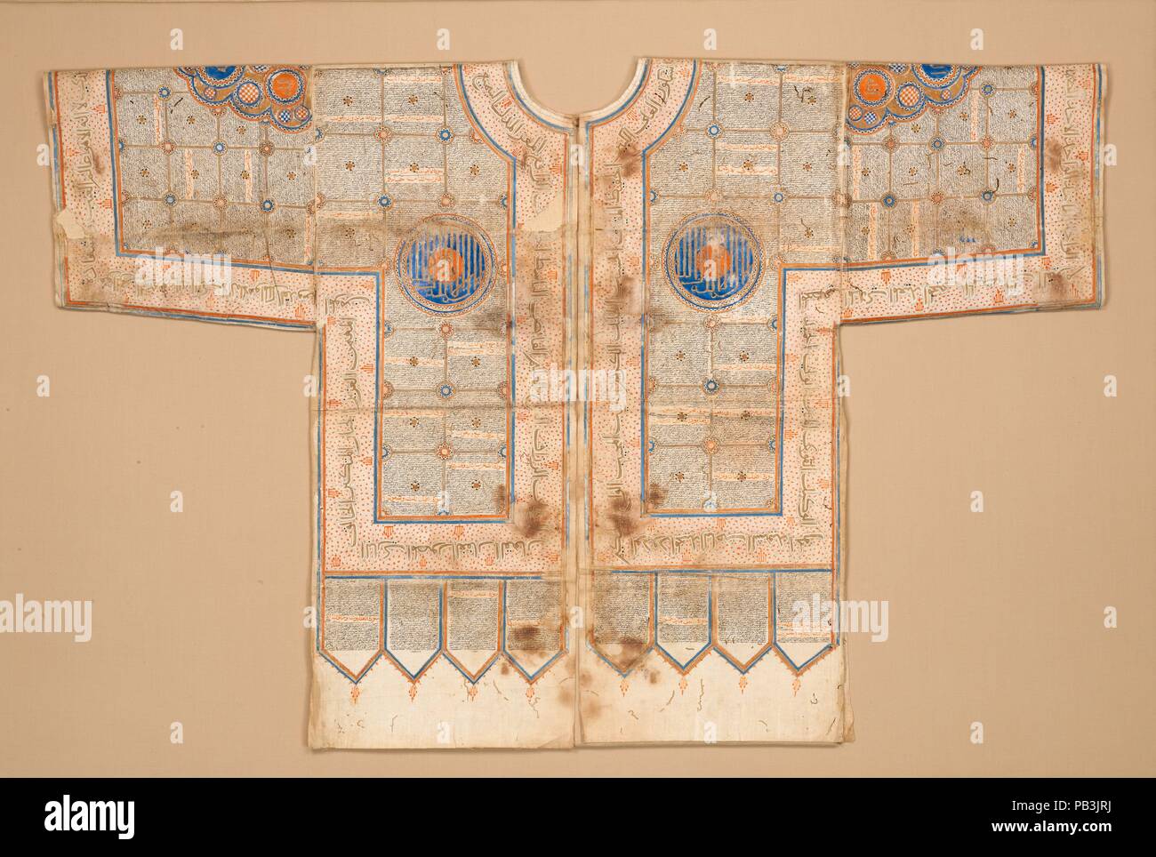 Talismanic Shirt. Abmessungen: Textil: L. 25 in. (63,5 cm) W. 38 3/4 in. (98,4 cm) Berg: L. 25 in. (63,5 cm) W. 38 3/4 in. (98,4 cm). Datum: 15. Anfang des 16. Jahrhunderts. Diese talismanic Shirt wurde geglaubt, mit schützenden Mächten durchdrungen zu sein und so wurden unter Rüstung in der Schlacht getragen zu werden. Seine Oberfläche ist mit bemalten Quadraten, medallions, und Lappet-förmige Abschnitte mit den ganzen Koran geschrieben; diese Bereiche sind durch die 99 Namen Gottes in Gold gegen einen orangen Hintergrund geschrieben. Ein Panel in der Mitte der Rückseite enthält eine Verkündigung in Gold scr Stockfoto