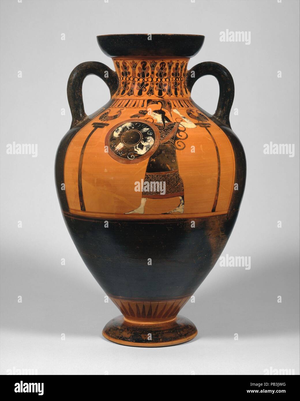 Terrakotta Hals - Panathenaic Amphora der Form. Kultur: Griechisch, Dachboden. Abmessungen: H.15, 5/16 in. (38,9 cm) Durchmesser 10 cm. (27 cm). Datum: Ca. 540-530 v. Chr.. Vorderseite, Athena Rückwärts, Flöte Spieler das Fehlen der offiziellen Inschrift, von den Olympischen Spielen in Athen, und die reduzierte Größe zeigen, dass dies nicht ein Preis Vase war. Die Dekoration der Vorderseite war jedoch eindeutig auf einem modelliert. Die Rückseite zeigt eine junge flötenspieler auf dem Tisch zu stehen und sie wie eine andere Jugend- und zwei Männer hören. Museum: Metropolitan Museum of Art, New York, USA. Stockfoto