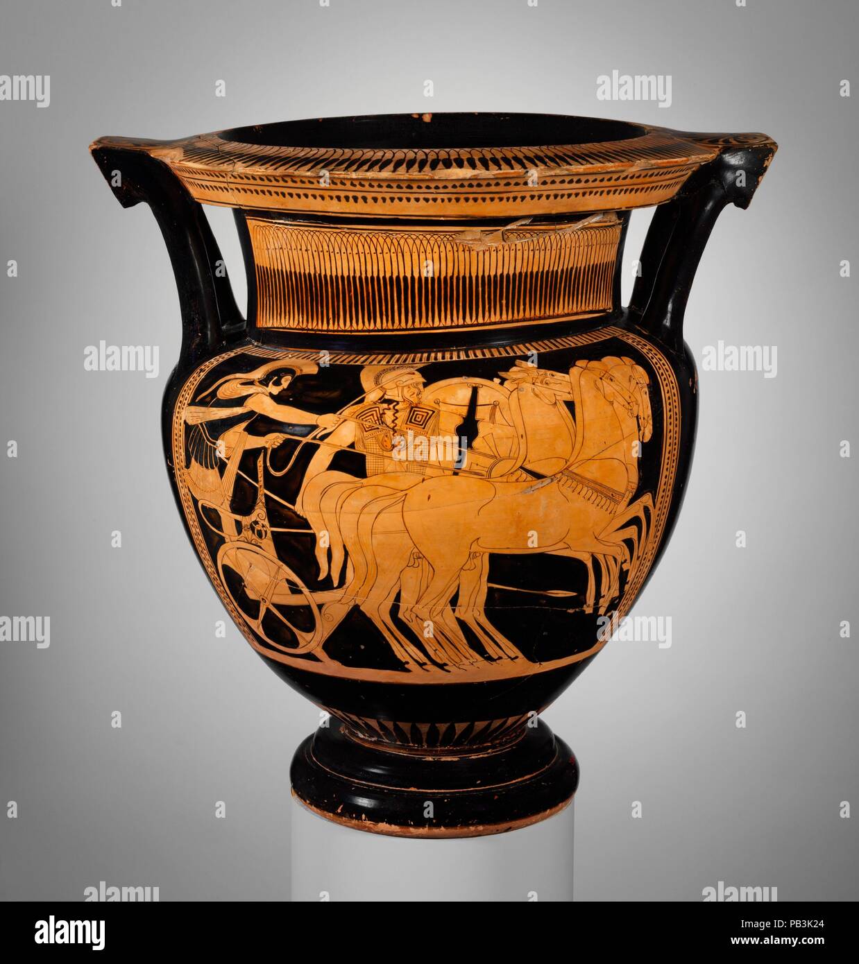 Terrakotta Spalte - Krater (Schüssel für das Mischen von Wein und Wasser). Kultur: Griechisch, Dachboden. Abmessungen: H. 17 13/16-in. (45,2 cm) Durchmesser der Öffnung 13 15/16 in. (35,4 cm). Datum: Ca. 460 v. Chr.. Vorderseite, Krieger und Quadriga (vier - Pferd wagen) mit Fahrer Rückwärts, Dionysos und zwei mänaden die Szene auf der Vorderseite zeigt ein vier-Pferd wagen, aus denen ein Krieger abgebaut hat, um zu kämpfen. Der Maler scheint eine Vorliebe für Auswirkungen der Glasur auf einem reservierten Hintergrund - beachten Sie die Rüstungen der Wagenlenker zu haben, und auf der Rückseite, die schwarze kantharos (Trinkbecher mit hohen Handles) des Dionysos. Stockfoto