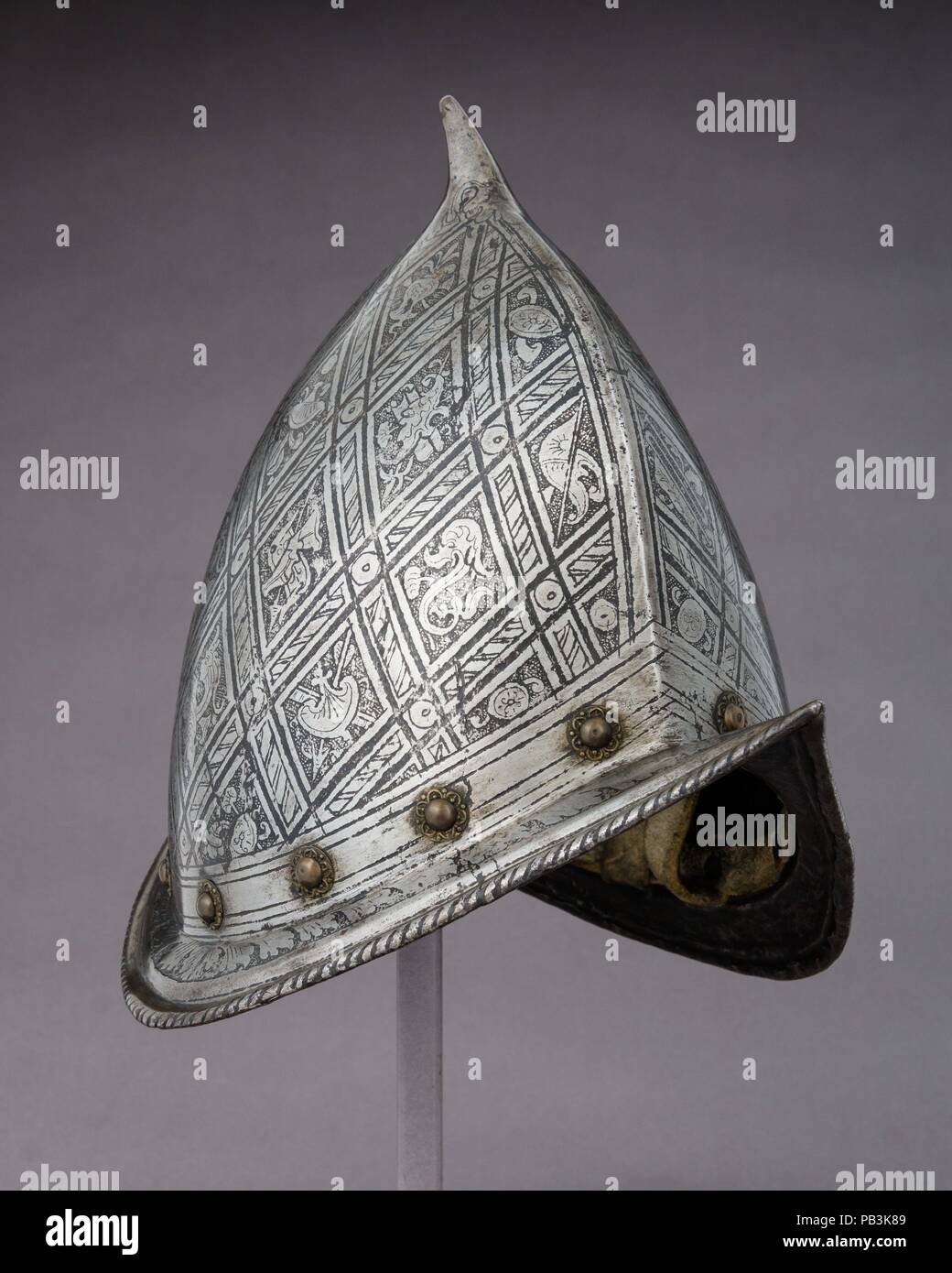 Morion-Cabasset. Kultur: Italienisch. Abmessungen: H 11. (27,9 cm); W. 8 3/8 in. (21,3 cm); D. 14. (35,6 cm); Wt. 3 lb. 7 oz. (1555 g). Datum: Ca. 1575. Museum: Metropolitan Museum of Art, New York, USA. Stockfoto