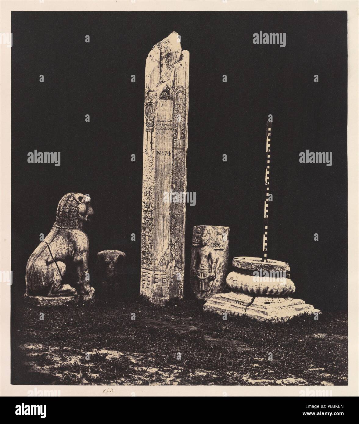 Central Museum Madras: Gruppe 27. Artist: Linnaeus Kutteln (Briten, Devonport (Plymouth Dock) 1822-1902 Devonport). Abmessungen: Bild: 25,8 x 23,2 cm (10 1/4 x 9 1/8 in.) zu montieren: 45,1 x 33 cm (17 3/4 x 13 in.) Matte: 20×24. (50,8 × 61 cm). Datum: Mai/Juni 1858. Diese außergewöhnlichen antike Skulpturen ursprünglich schmückten die große Stupa in Amaravati, eines der schönsten Denkmäler in der buddhistischen Welt. Die Säule in der Mitte stammt aus einer ersten Jahrhundert v. Chr. Phase der Konstruktion, und zeigt die wichtigsten Ereignisse im Leben des Buddha; die monumentale Löwe und Spalte Base (beachten Sie die Große sc Stockfoto