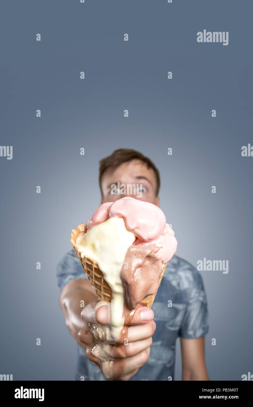 Der Mann mit der schmelzenden Eis in seiner Hand. Stockfoto
