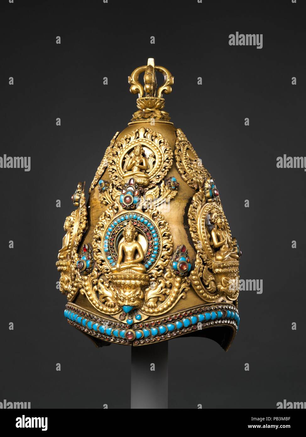 Vajracarya der Priester Krone. Kultur: Nepalesische. Abmessungen: H.13 cm. (34,3 cm); W. 8 9/16-in. (21,7 cm); D 9 1/16-in. (23 cm); Wt. 5 lb. 0,7 oz. (2287.8 g). Datum: Ca. 15. und 16. Jahrhunderts. Ist diese Krone großzügige Verwendung von Quecksilber Vergoldung vermittelt das Aussehen eines goldenen Objekt, verbesserte mit großzügigen Einstellungen in Türkis und Bergkristall. Es ist erstaunlich, dass alle appliqué Elemente, einschließlich der Buddhas, gekrönt von repoussé Blech modelliert wurden, anstatt geworfen wurde. Dies ist eine Tour de Force der Newar der Metallbearbeitung. Museum: Metropolitan Museum of Art, New York, USA. Stockfoto
