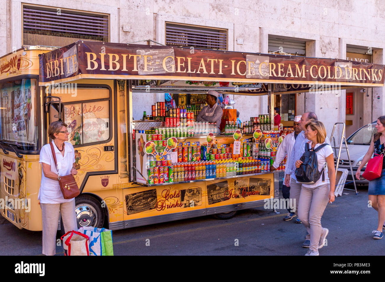 Touristen vorbei Street Food vendor in Rom Stockfoto