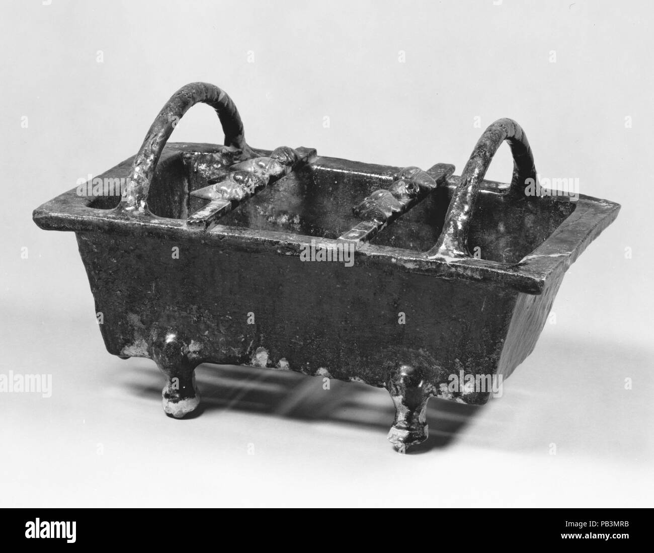 Modell eines Brazier. Kultur: China. Abmessungen: H.6 3/8 in. (16,2 cm); L.10 13/16-in. (27,5 cm). Datum: 1.-2. Jh.. Museum: Metropolitan Museum of Art, New York, USA. Stockfoto