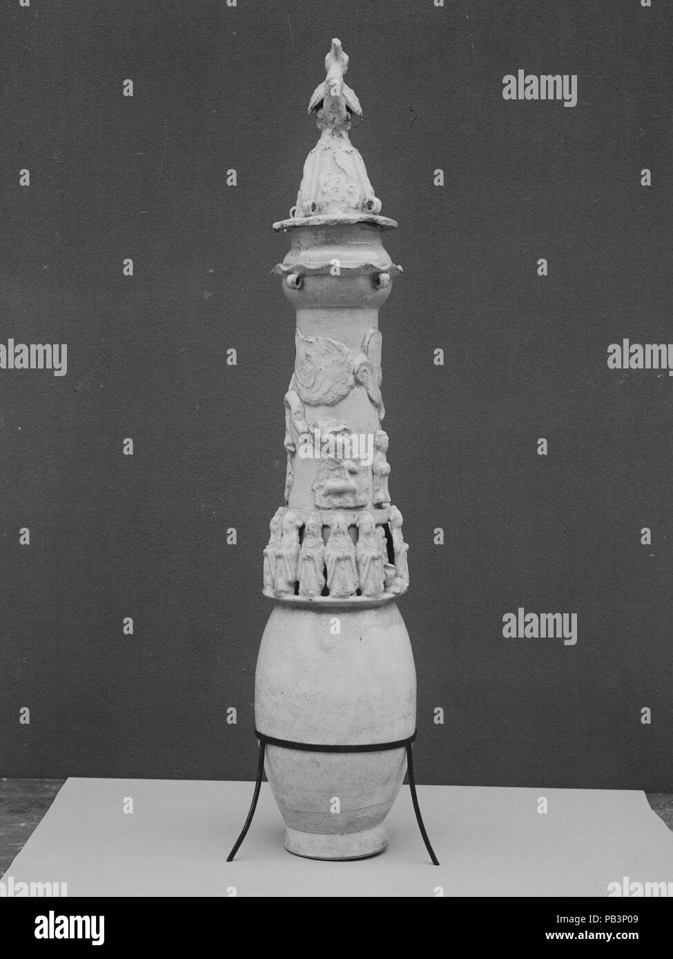 Grabkunst Urn. Kultur: China. Abmessungen: H 29 cm. (74,9 cm). Museum: Metropolitan Museum of Art, New York, USA. Stockfoto