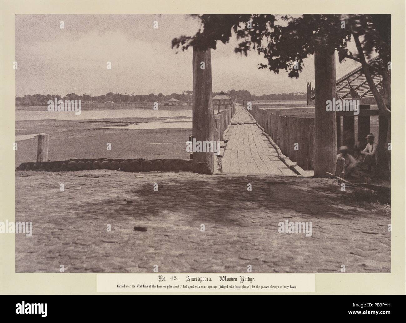 Amerapoora: Holzbrücke. Artist: Linnaeus Kutteln (Briten, Devonport (Plymouth Dock) 1822-1902 Devonport). Abmessungen: Bild: 22,3 x 32,4 cm (8 3/4 x 12 3/4 in.) zu montieren: 45,6 x 58,4 cm (17 15/16 x 23 in.) Matte: 20×24. (50,8 × 61 cm). Datum: 1. September - 21. Oktober 1855. Mit einem Surveyor Auge, Kutteln nahm dieses dramatischen Blick Blick über die drei - Viertel - Mile Bridge, die mit dem Britischen residency-Led auf der anderen Seite der Lagune. Das Ausmaß der massiven Teak Säulen in den Vordergrund zu markieren, Er umfasste zwei Zahlen in den Schatten eines Baumes und einen kleinen Rest House auf der rechten Seite sitzt. M Stockfoto