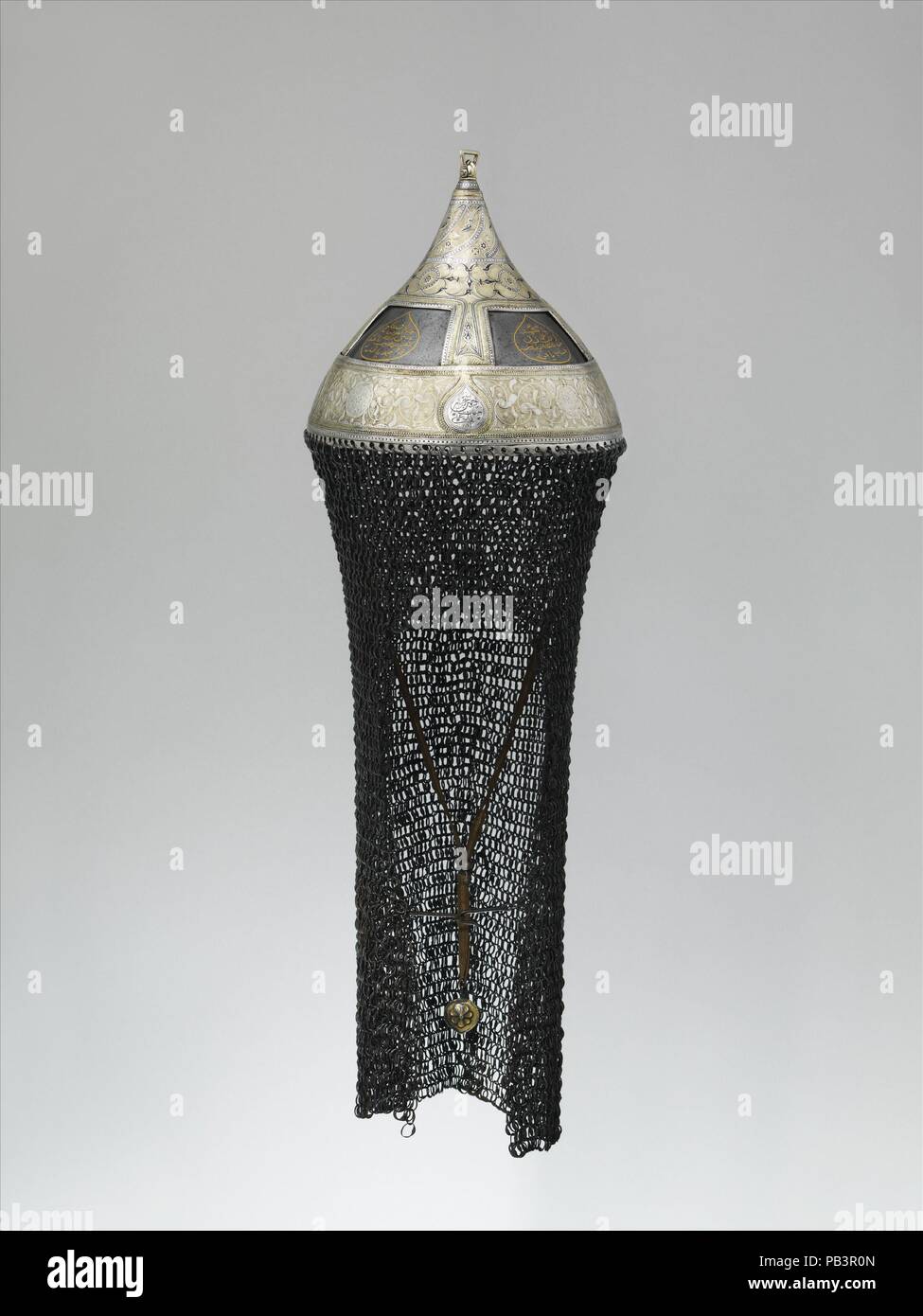 Helm. Kultur: Krim oder Süden Russisch. Abmessungen: H. einschließlich Mail 22 1/4 in. (56,5 cm); H. ohne Mail 5 1/4 in. (15,9 cm); Durchm. 7 1/8 in. (18,1 cm); Wt. 3 lb. 13,4 oz. (1740.7 g). Datum: vom A.H. 1223/A.D. 1808-9. Die arabischen Inschriften gehören die Namen der Teekocher und der Eigentümer, die letztere offenbar ein Nachkomme der herrschenden Haus der Krimtataren. Museum: Metropolitan Museum of Art, New York, USA. Stockfoto