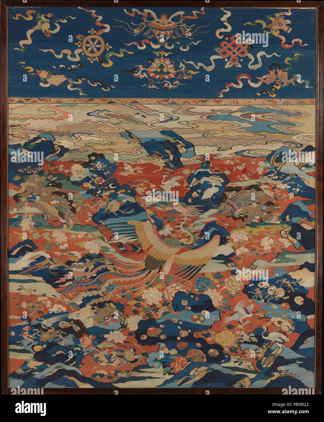 Bedienfeld mit einem Phoenix und Vögel in einem Steingarten. Kultur: China. Abmessungen: Insgesamt: 88 1/4 x 71 in. (224,2 x 180.3 cm). Datum: Ende des 16. Anfang des 17. Jahrhunderts. Die acht Schätze oben in der Anzeige, die Auspicious Motive aus dem Buddhismus abgeleitete, verstärken die Bedeutung der wichtigsten Bild - eine Phoenix durch kleinere Vögel umgeben, die eine tugendhafte Monarch oder Führer von Anhängern begrüßt. Diese massive Panel wurde über die Mauer macht der Eigentümer und Luxus zu demonstrieren hing, in reichen Farben und außergewöhnliche Handwerkskunst wider. Museum: Metropolitan Museum of Art, New York, USA. Stockfoto