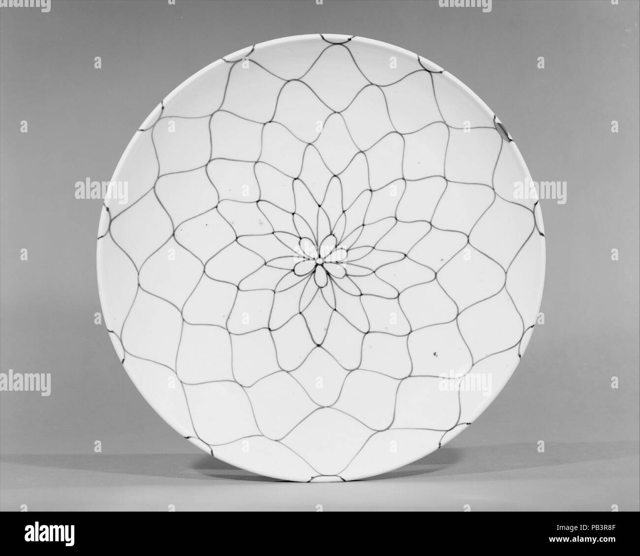 Gericht. Kultur: Japan. Abmessungen: H.3 5/8 in. (9,2 cm); Durchm. 18 3/8 in. (46,7 cm). Museum: Metropolitan Museum of Art, New York, USA. Stockfoto