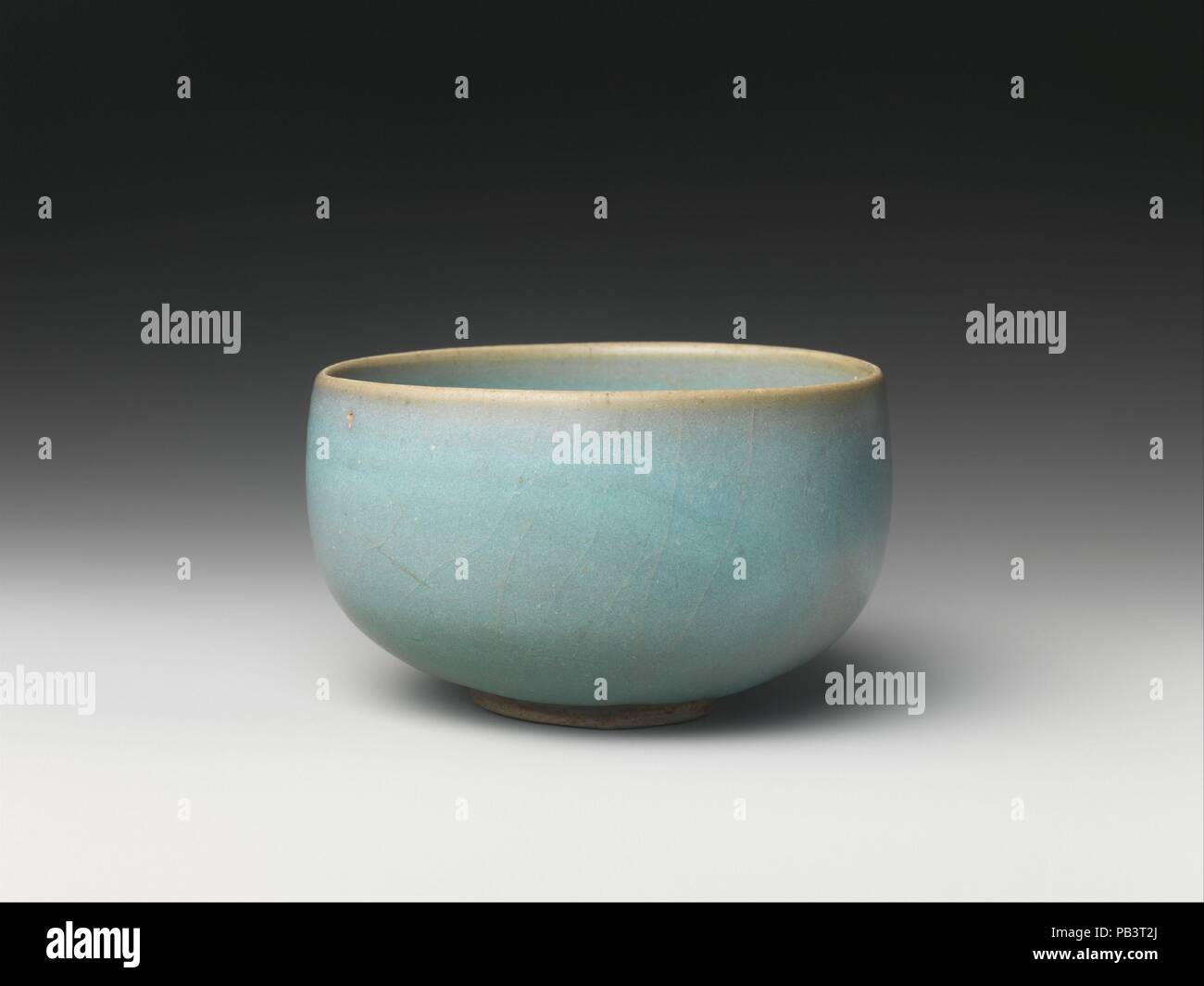 Schüssel. Kultur: China. Abmessungen: Durchm. 4 1/8 in. (10,5 cm). Datum: Erste Hälfte des 12. Jahrhunderts. Öfen produziert Jun ware, die in North China basieren, sind unter den Brennöfen, waren für das Gericht während der Nördlichen Song Dynastie (960-1127) aufgeführt. Die hellblaue Farbe der Glasur auf diesem eleganten Schüssel verkörpert einige der feinsten Jun waren in dieser Zeit produziert. Museum: Metropolitan Museum of Art, New York, USA. Stockfoto