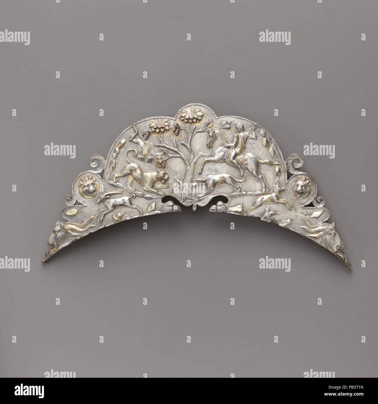 Silber mit einem großen Teller. Kultur: Roman. Abmessungen: 3.2Lb. (1,4 kg) Andere: 14 3/8 in. (36,5 cm). Datum: 2.-Anfang 3.Jh. N.CHR.. Die Römer taxierten Tafelsilber sehr gut und gerne große Sets für zeigen so viel wie für die Verwendung zu sammeln. Daher sind viele der Schiffe waren sehr dekorativ; mythologische Szenen und Lieblingsbeschäftigungen wie Jagen häufig diente als Subjekte. Hier viele Details des Reliefs wurden mit Vergoldung hervorgehoben. Museum: Metropolitan Museum of Art, New York, USA. Stockfoto