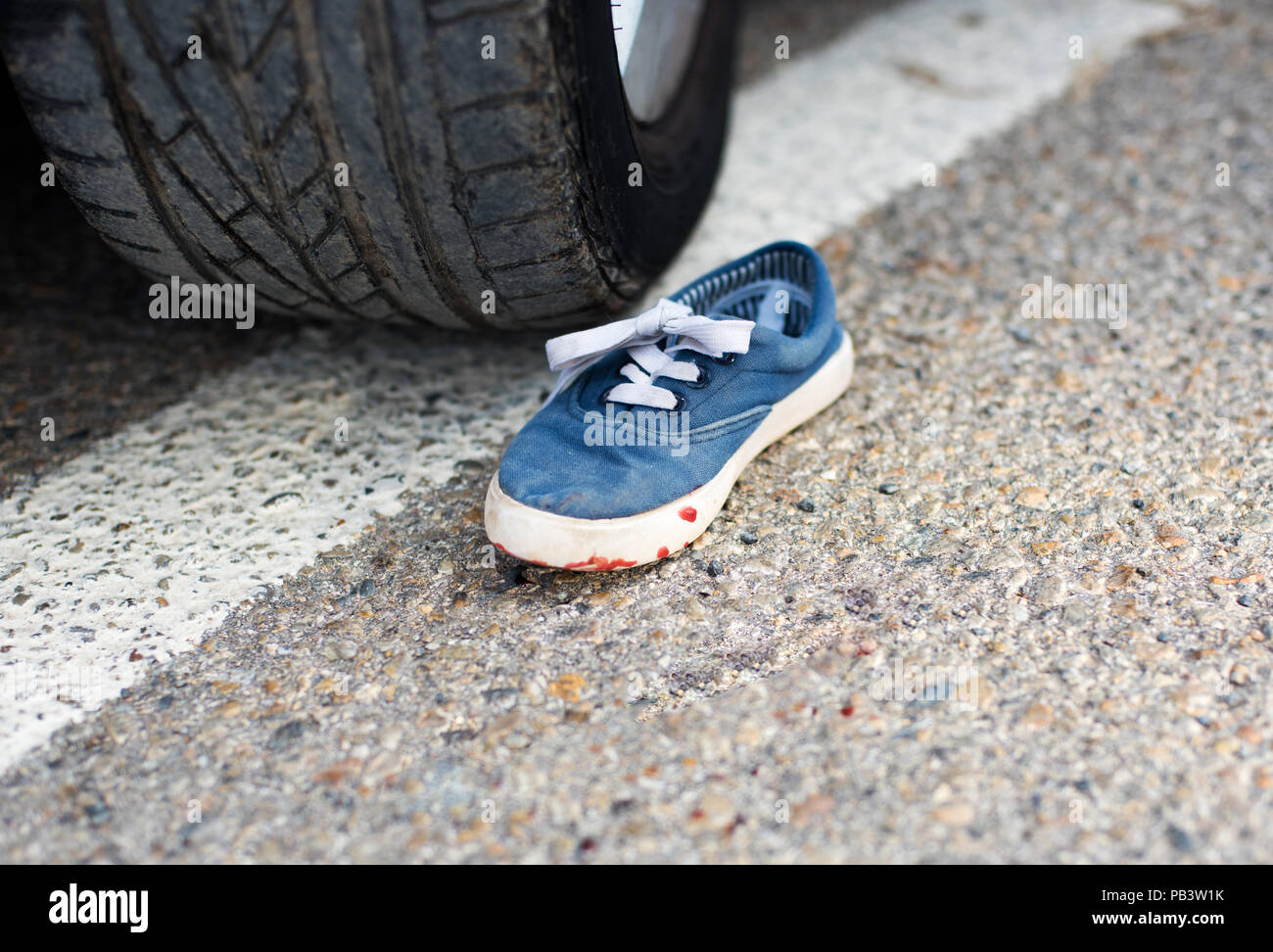 Schuhe im Blut unter dem Auto Räder Stockfotografie - Alamy