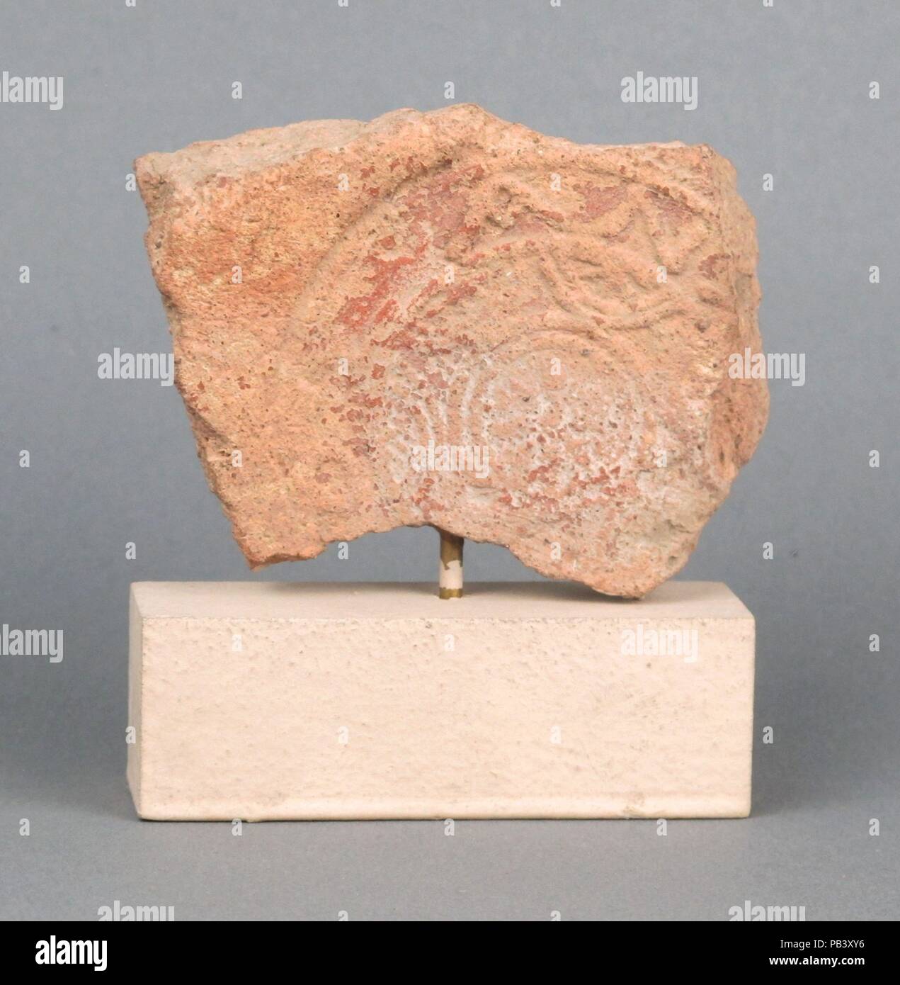 Terrakotta gestempelte Ziegel Fragment. Kultur: Zypriotische. Abmessungen: H.: 2 1/2 x 3 x 5/8 in. (6,4 x 7,6 x 1,6 cm). Der Stempel besteht aus konzentrischen Kreisen und Lünetten mit floralen Sprays eingerichtet, die von einem Kreis mit einer Inschrift in der angehobenen Griechische Buchstaben umgeben. Museum: Metropolitan Museum of Art, New York, USA. Stockfoto