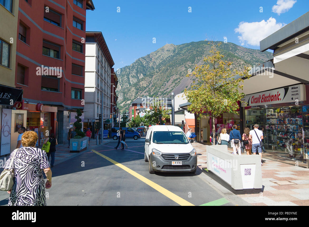 Andorra la Vella, Andorra - August 14, 2017: Andorra ist das Land mit der  kleinsten der Gewerbesteuer. Es handelt sich um einen touristischen und  kommerziellen Zentrum Europas Stockfotografie - Alamy