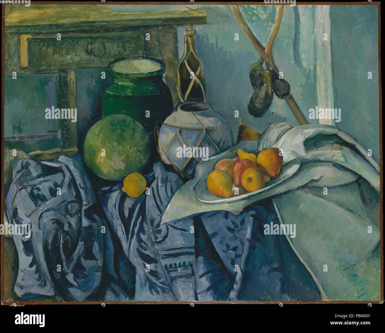 Stilleben mit Ginger Jar und Auberginen. Artist: Paul Cézanne (Französisch, Aix-en-Provence 1839-1906 Aix-en-Provence). Abmessungen: 28 1/2 x 36 in. (72,4 x 91,4 cm). Datum: 1893-94. Für diese immer noch dominierende Leben, mit seinen reich instrumentierten Spielen der überlappenden Formen, Muster, Farben und Texturen, Cézanne, stützte sich auf einen Bestand an vertraute Objekte. Die Bast-schnurgebundene Ginger jar, zum Beispiel, ist in mehr als einem Dutzend Kompositionen, darunter drei von vergleichbaren Verve dating zu den frühen 1890er Jahren. Museum: Metropolitan Museum of Art, New York, USA. Stockfoto