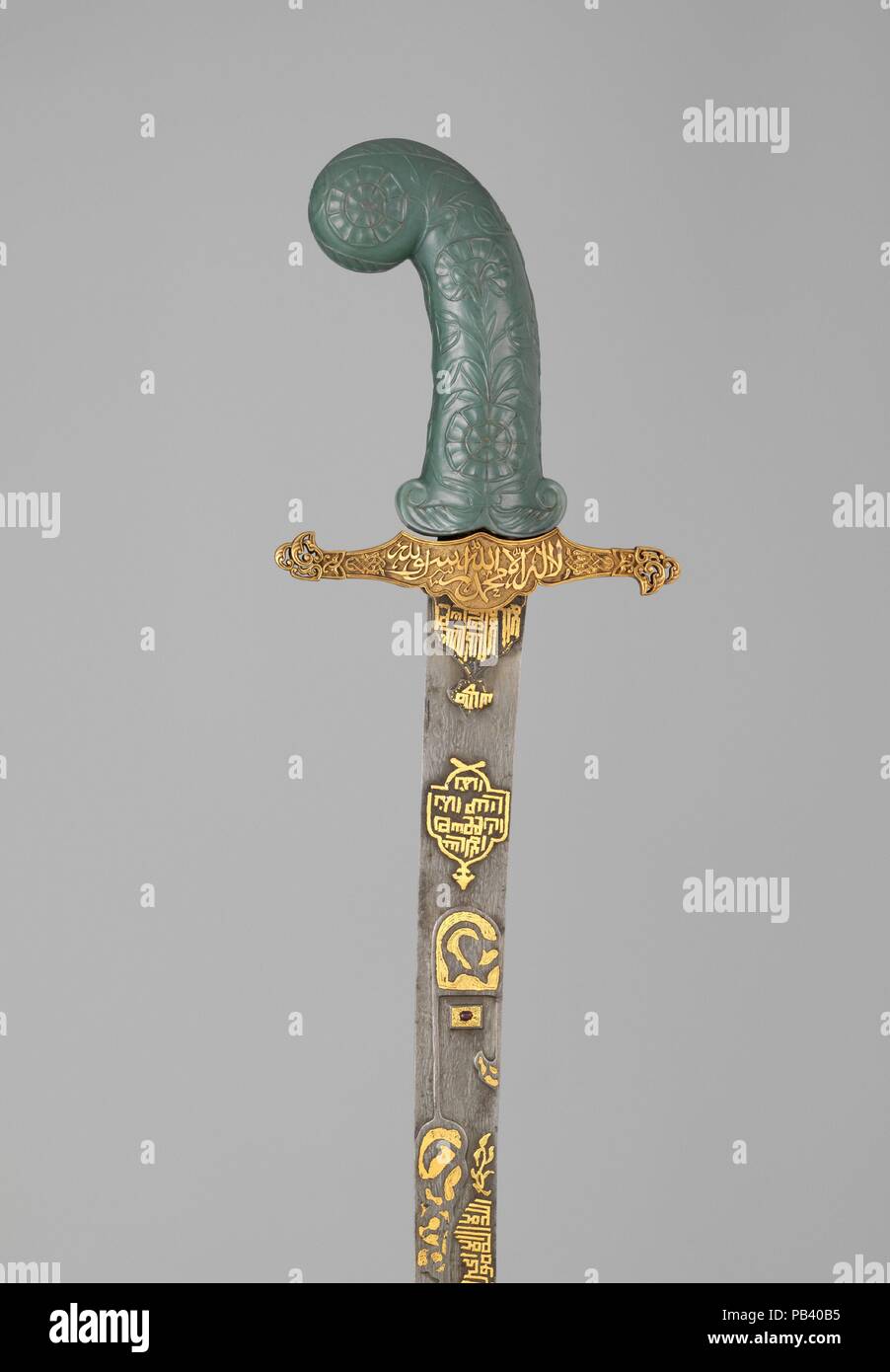 Schwert (Kilij). Kultur: Griff und Guard, Türkisch; Griff, Indische.  Abmessungen: L 37 cm. (95,6 cm). Datum: Griff und Guard, 19. Jahrhundert,  Griff, möglicherweise aus dem 18. Jahrhundert. Die Inschriften auf dem  Schwert