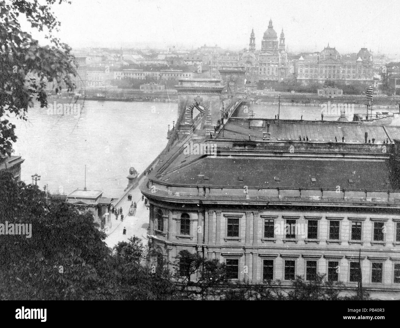 859 Kilátás a budai Várból ein Clark Ádám tér, Lánchíd és eine Basilika felé. Fortepan 4220 Stockfoto