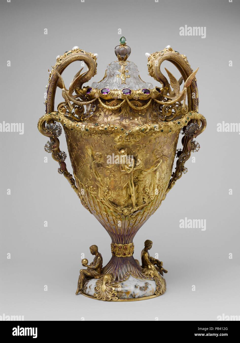 Die Adams Vase. Kultur: American. Designer: Durch Paulding Farnham ausgelegt (1859-1927). Abmessungen: Insgesamt: 19 7/16 x 13 x 9 cm. (49,4 x 33 x 23,5 cm); 352 oz. 18 dwt. (10977 g) Körper: H.18 cm. (47,9 cm) Deckel: 4 1/4 x 4 13/16 in. (10,8 x 12,2 cm); 19 oz. 6 dwt. (600,1 g). Hersteller: Hergestellt von Tiffany & Co (1837 - heute). Datum: 1893-95. Auftrag zu Ehren von Edward Dekan Adams, Vorsitzender des Vorstands der amerikanische Baumwolle Oil Company, Bejeweled und emaillierte gold Vase wurde entwickelt, um die Baumwolle zu ähneln. Die allgemeine Form und Färbung emulieren, die der Bell Stockfoto