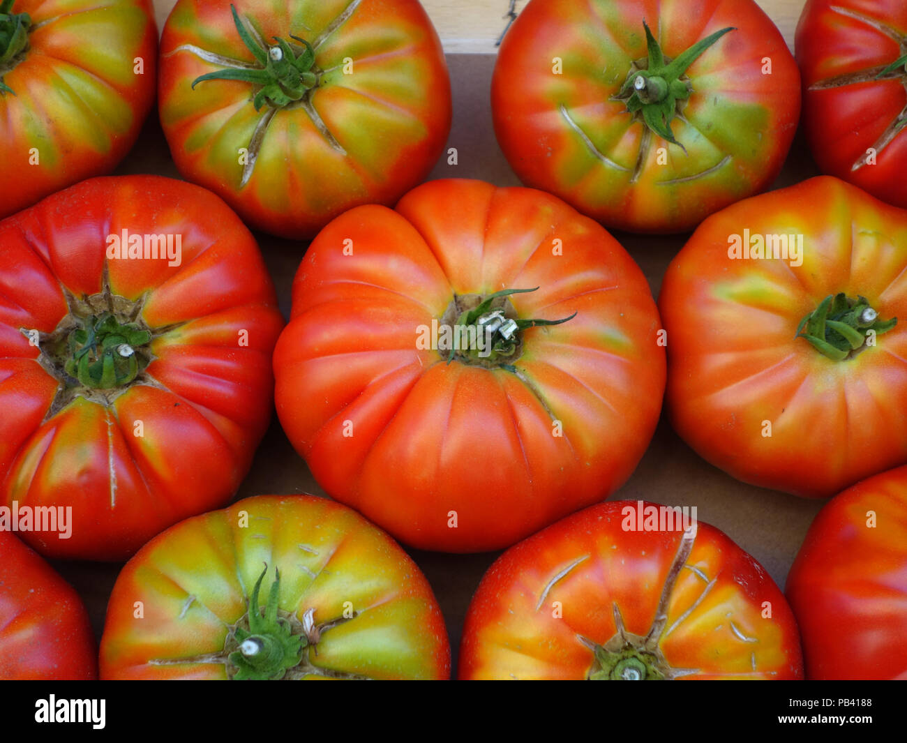 Eine große Auswahl an Tomaten auf Verkauf in diesem Markt im Freien von Sete, im Süden von Frankreich in die Hitzewelle im Sommer 2018 Stockfoto