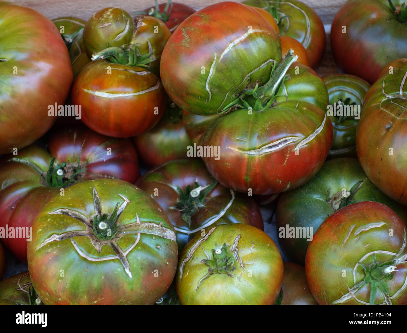Eine große Auswahl an Tomaten auf Verkauf in diesem Markt im Freien von Sete, im Süden von Frankreich in die Hitzewelle im Sommer 2018 Stockfoto