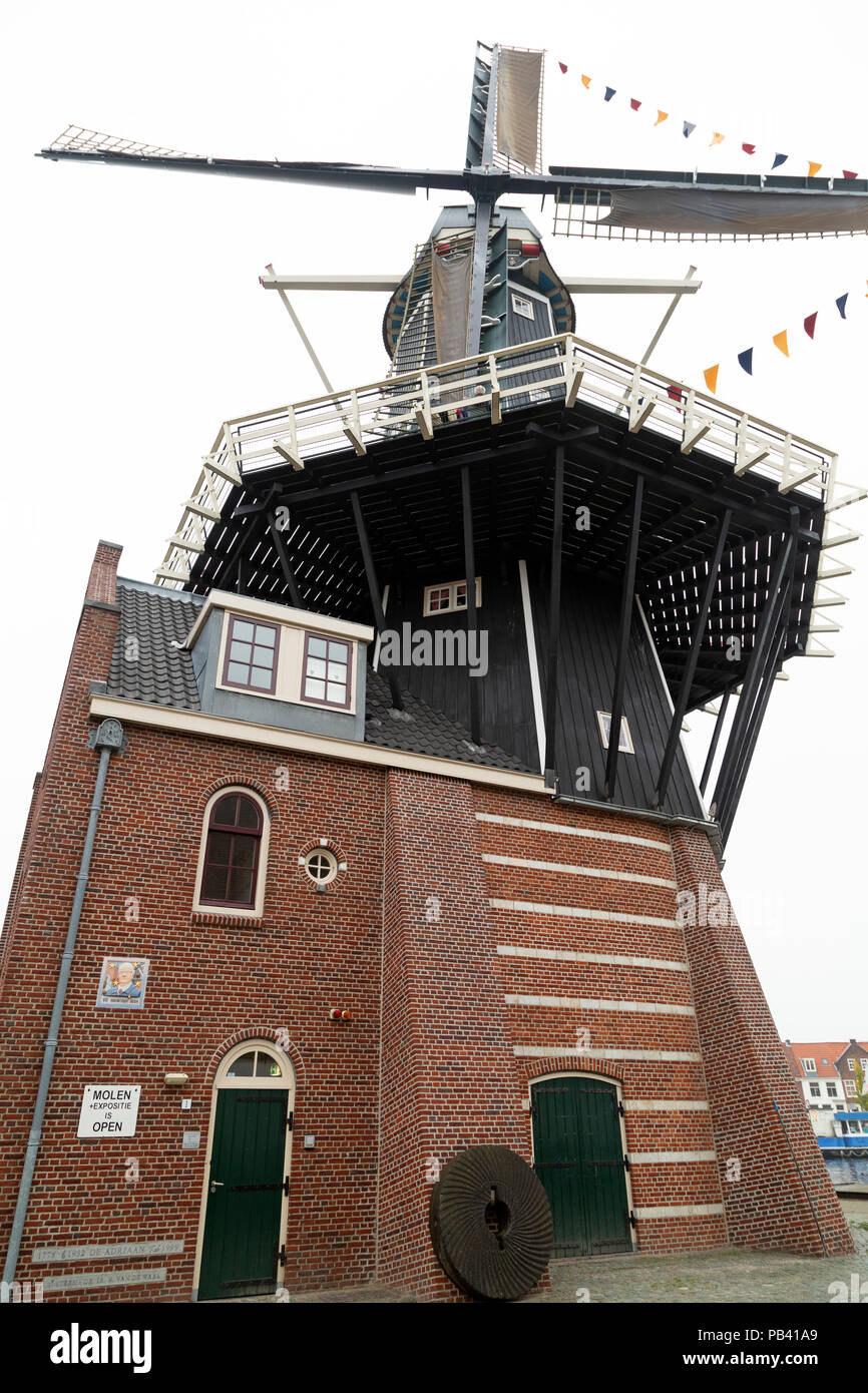Die De Adriaan Mühle (Molen de Adriaan) in Haarlem, Niederlande. Die Mühle steht am Ufer des Flusses Spaarne und wurde 1778 erbaut. Es i Stockfoto