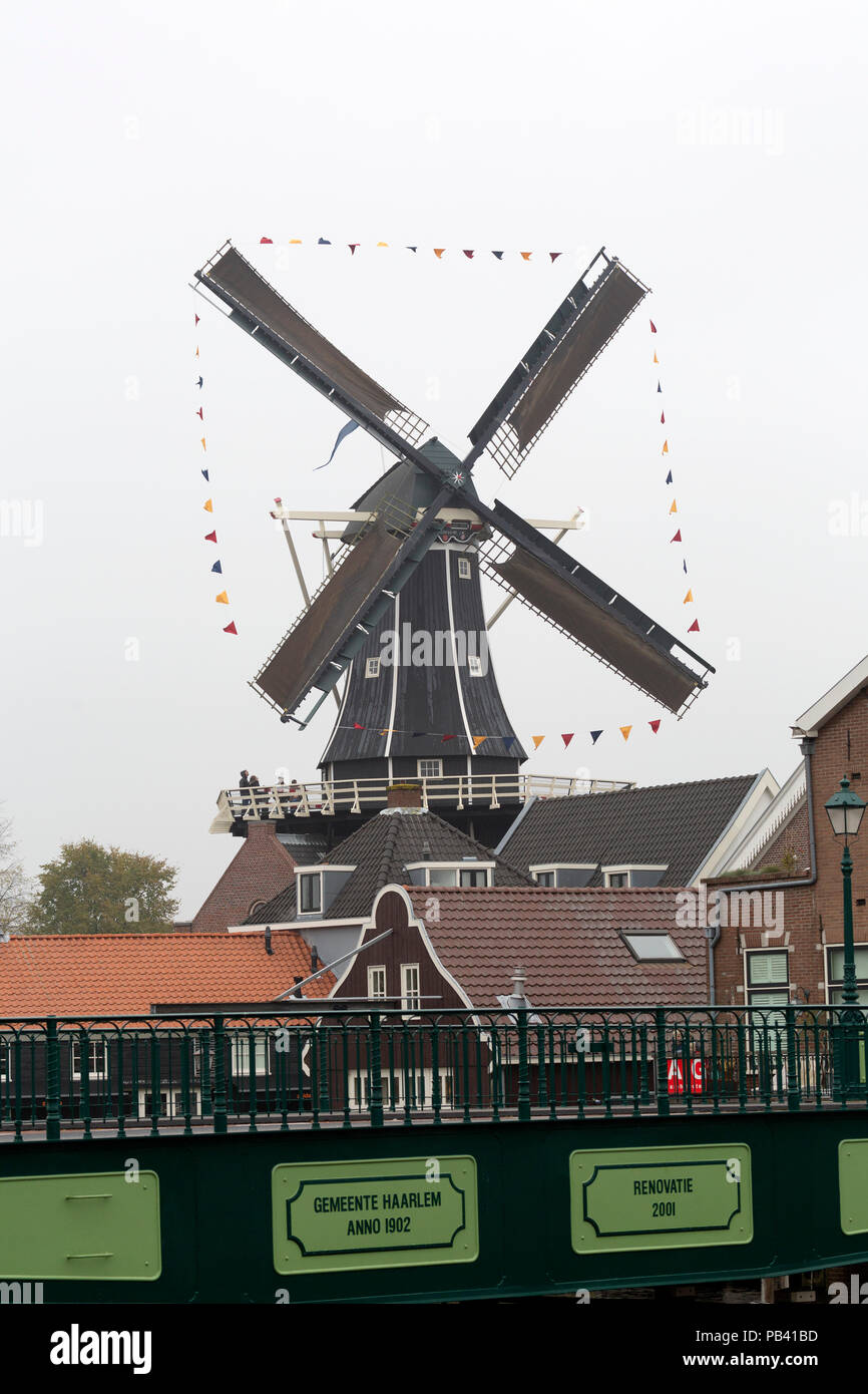 Die De Adriaan Mühle (Molen de Adriaan) in Haarlem, Niederlande. Die Mühle steht am Ufer des Flusses Spaarne und wurde 1778 erbaut. Es i Stockfoto