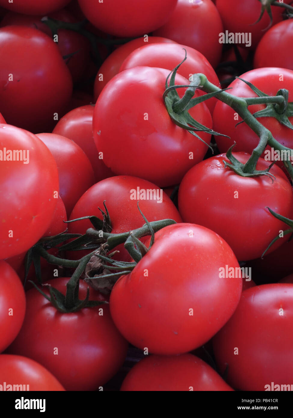 Eine große Auswahl an Tomaten auf Verkauf in diesem Markt im Freien von Sete, im Süden von Frankreich in die Hitzewelle im Sommer 2018 Stockfoto
