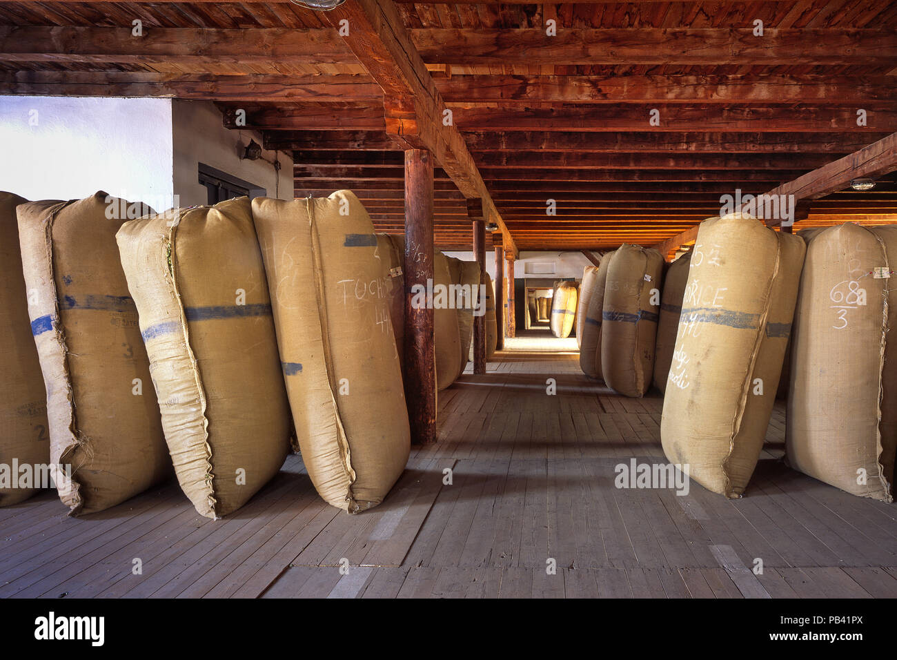 Saazer STADT, TSCHECHISCHE REPUBLIK - 25. August 2017: Säcke von Hopfen in historischen Lager in saazer Stadt. Stockfoto