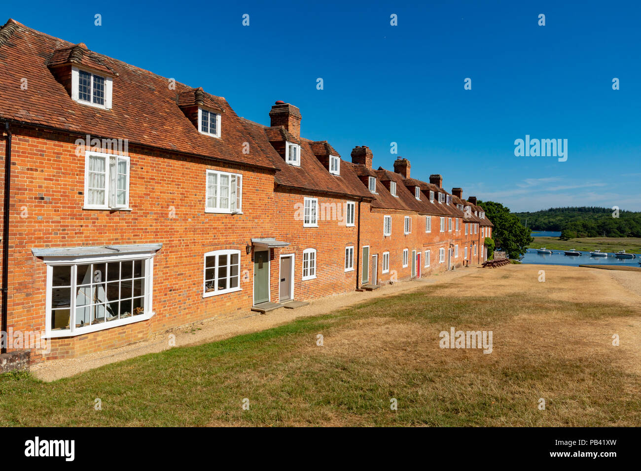 Der Buckler hart Hampshire England Juli 23, 2018 Georgische Cottages am ehemaligen Schiffbau Weiler, daß Schiffe für Nelsons Flotte gebaut. Stockfoto