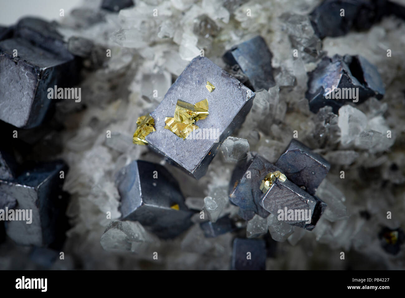 Pyrit und Bleiglanz durch Quarz, natürliche Crystal absorbiert, Close-up Stockfoto