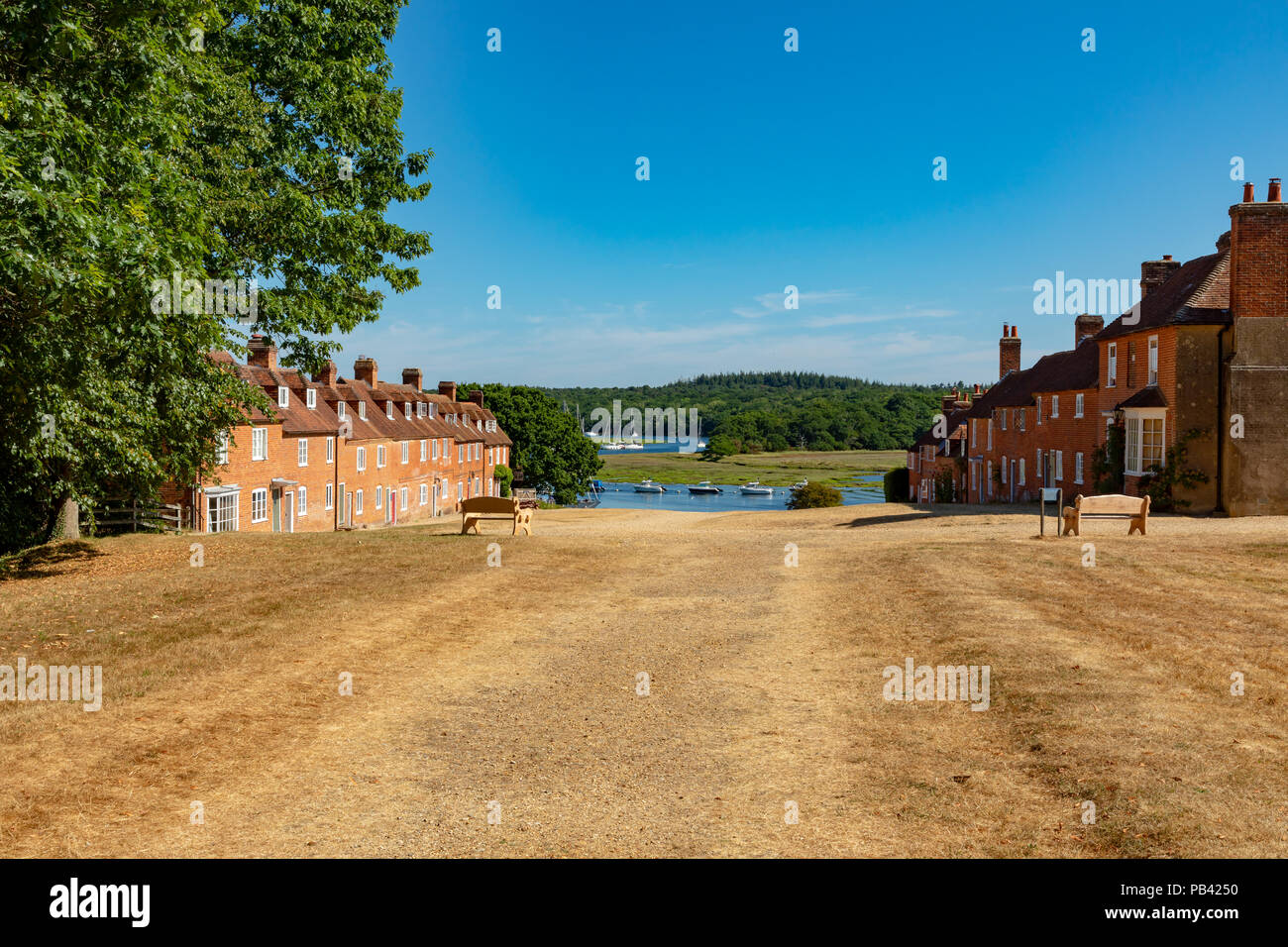 Der Buckler hart Hampshire England Juli 23, 2018 Georgische Cottages am ehemaligen Schiffbau Weiler, daß Schiffe für Nelsons Flotte gebaut. Stockfoto